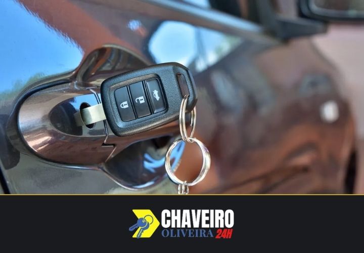 Chaveiro Oliveira 24 Horas atendendo um veículo em Alvorada, RS