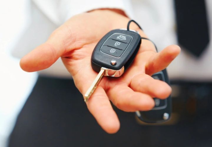 Chave codificada automotiva nas mãos de um profissional em Alvorada, RS